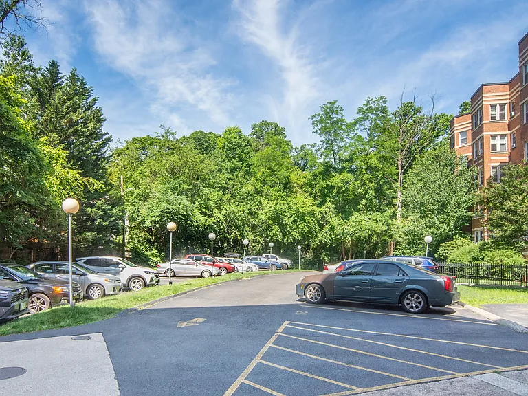 Sedgwick Gardens Apartments — Photo 18