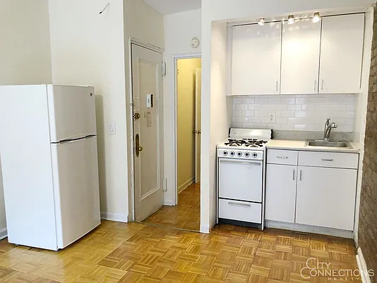 Rented by City Connections Realty | media 3