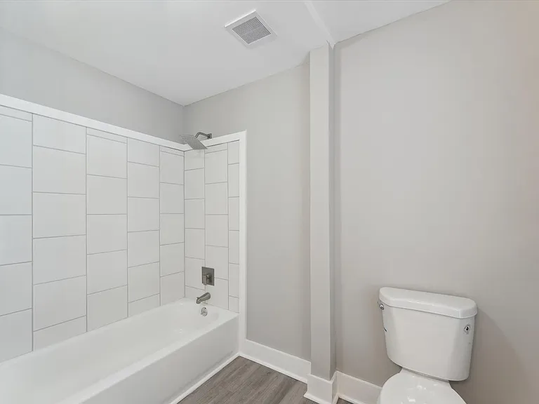 1020 W 37th St — Photo 3