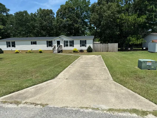 6204 Twiggs Ct, Hope Mills, NC 28348