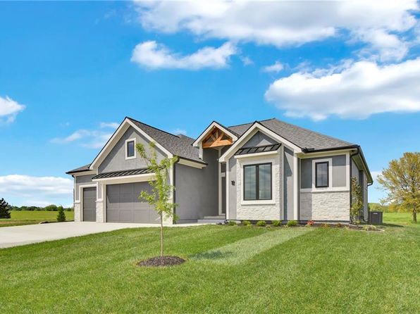 12 Red Fox Cir, Lake Winnebago, MO 64034