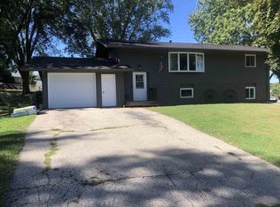 915 Traceway Ct, Poynette, WI 53955