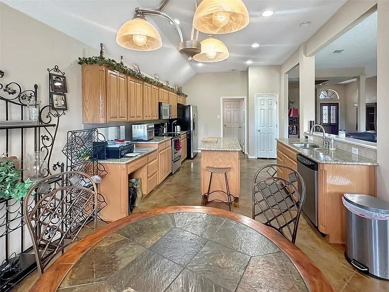 10717 Greenview Ct — Photo 2