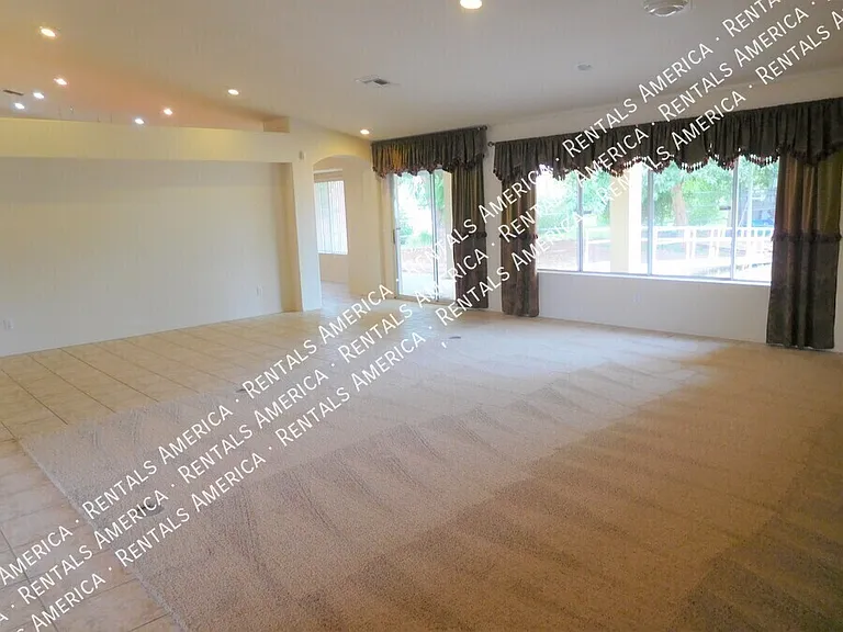 5747 N 105th Ln — Photo 4