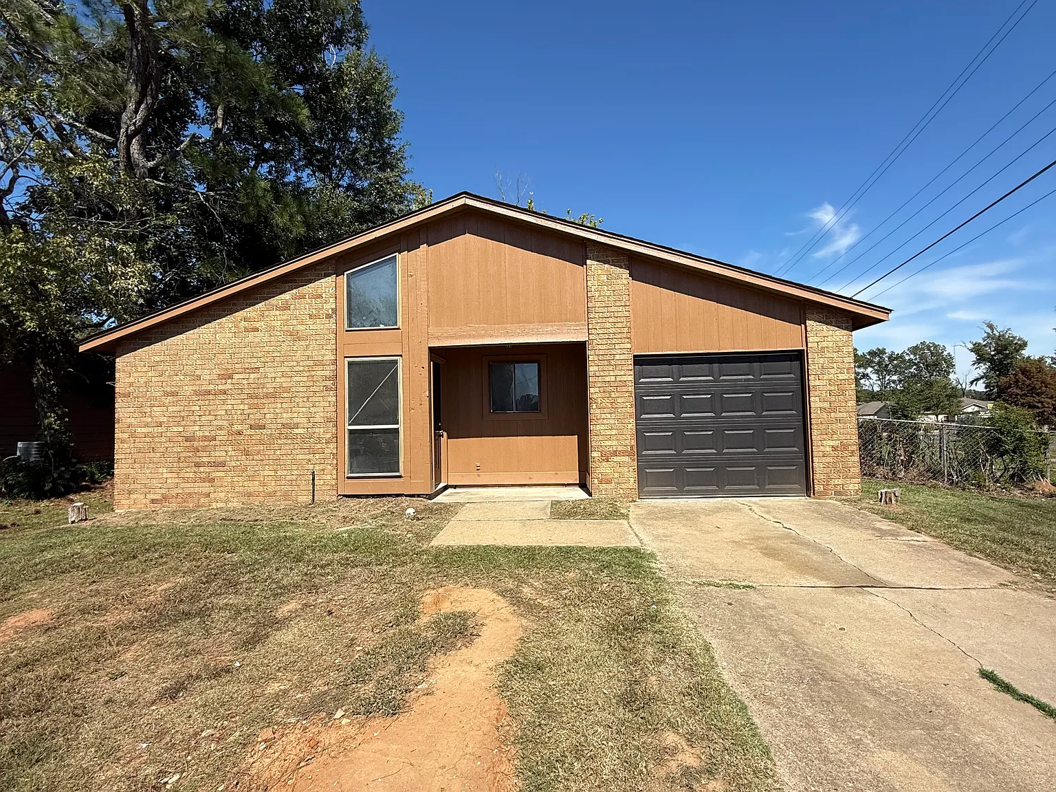 3 bed, 1.5 bath, 1204 sqft, $1,200 — Photo 1