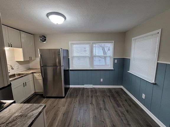 2nd image of 301 Fort St