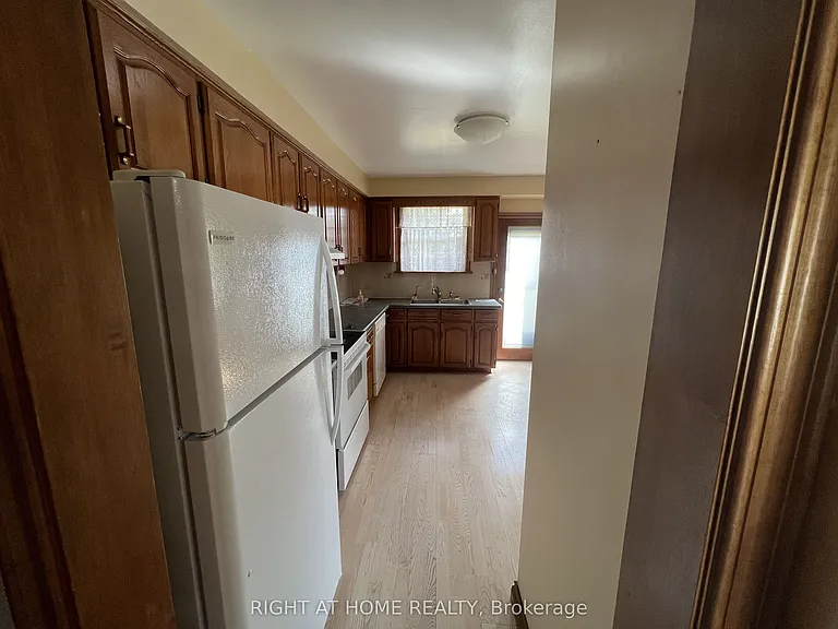 9 Dewlane Dr #MAIN FLOOR — Photo 9