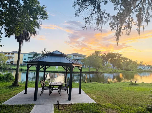 3936 Wagon Rd, Dickinson, TX 77539