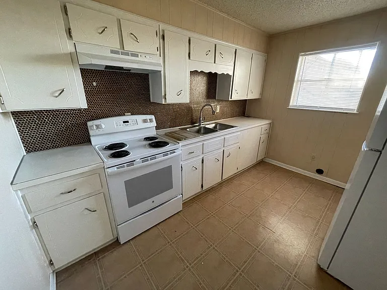 425 W Ave C — Photo 6
