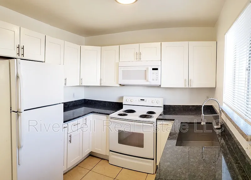 2 bed, 1.0 bath, 806 sqft, $1,295 — Photo 2