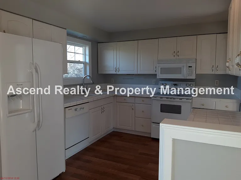 1114 SW Wright Ct — Photo 3