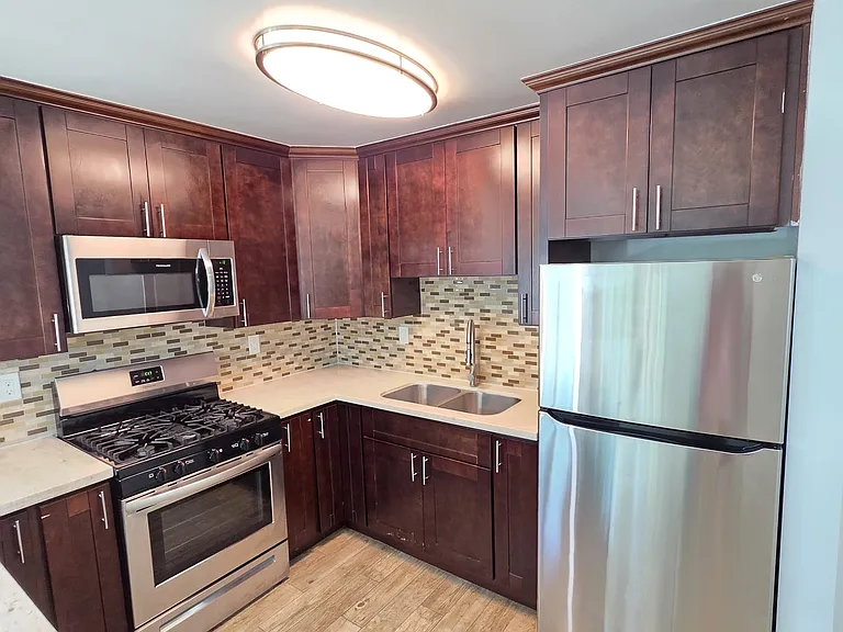 2518 W 5th st — Photo 9