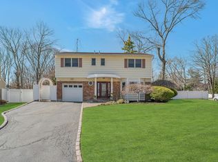16 Glenmere Ln, Commack, NY 11725