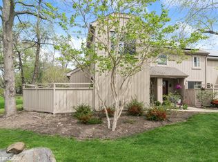 571 Old Barn Rd, Lake Barrington, IL 60010