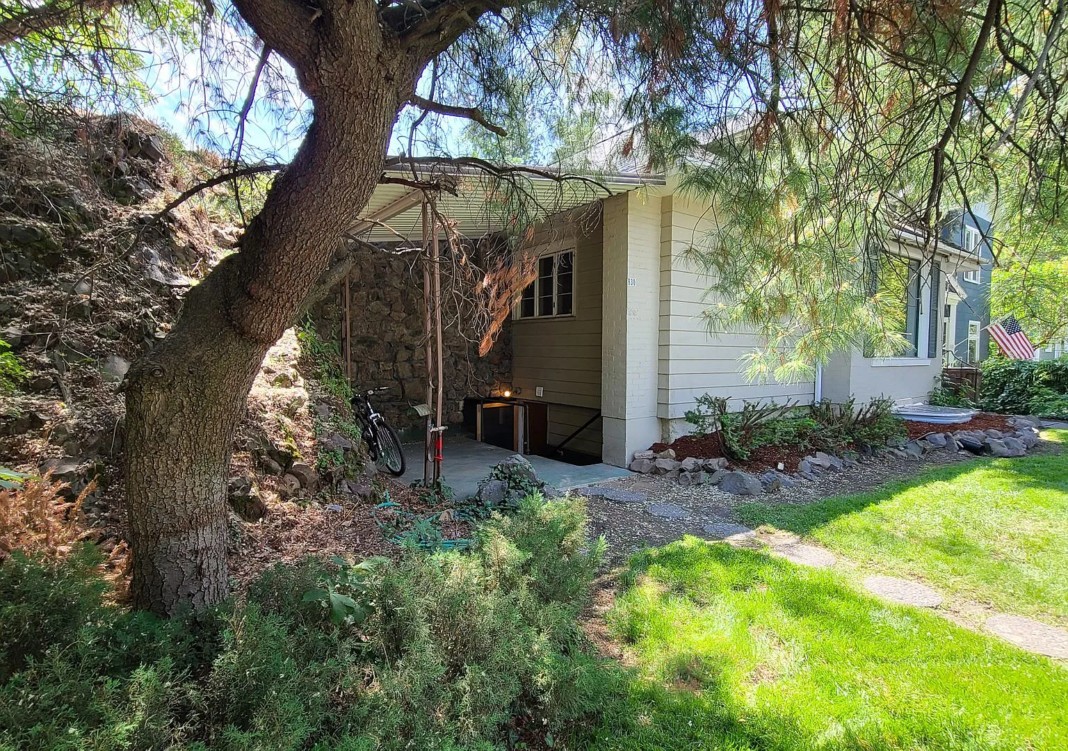 828 E 11th Ave — Photo 3