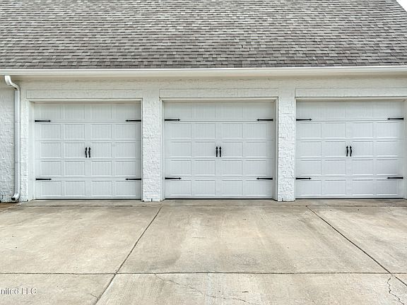 4th image of 315 Lake Village Dr