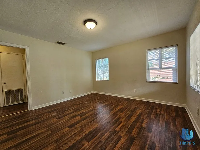 1516 Holly Rd — Photo 10