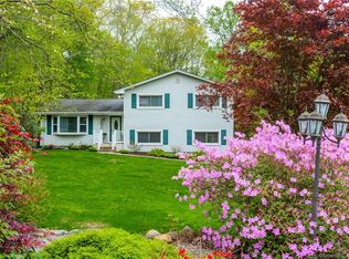 12 Briarwood Dr, Quaker Hill, CT 06375