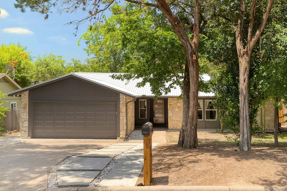 Building Photo - 2205 Trede Dr