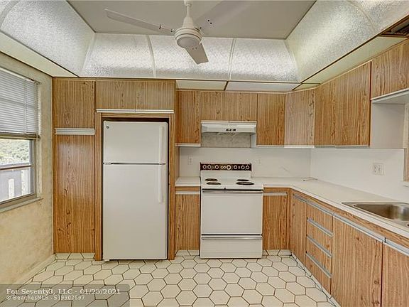 3rd image of 3205 Portofino Pt APT B4