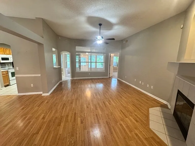 109 Hawthorn Hedge Ln — Photo 3
