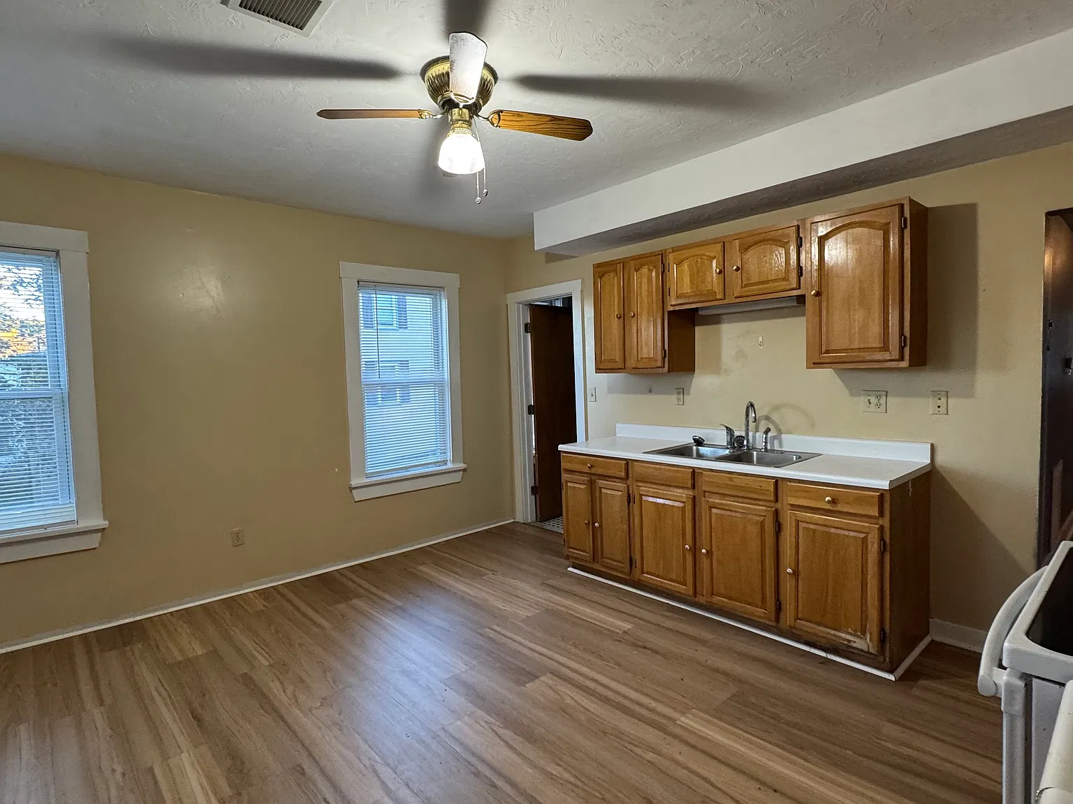 3 bed, 1217 sqft, $1,800 — Photo 2