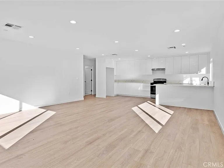 6842 Cedros Ave — Photo 9