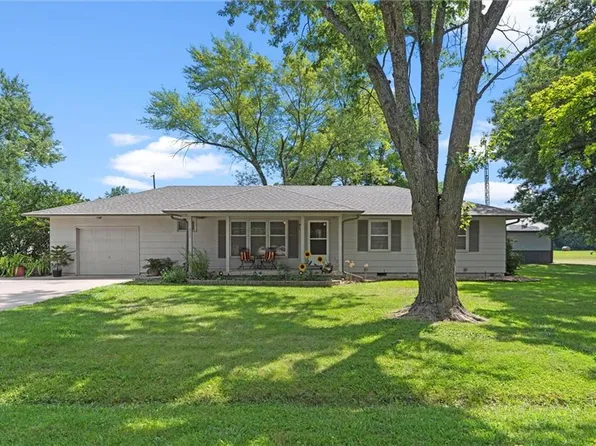 315 S 9th St, Lacygne, KS 66040