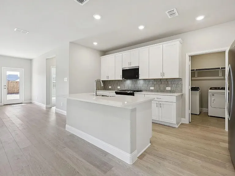 707 Hemingway Ln — Photo 5