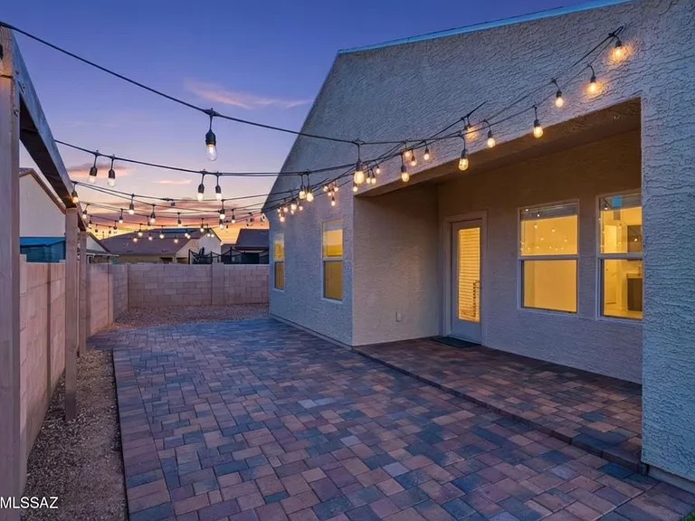 2557 E Calle Joya De Ventura — Photo 11