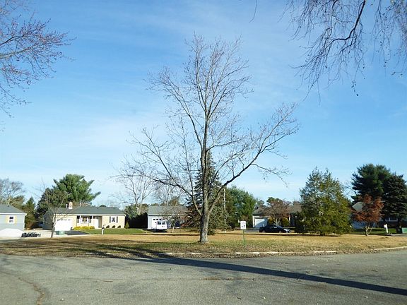 5th image of 128 Eton Ct