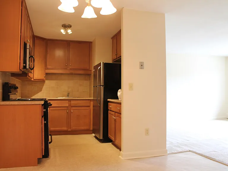 Lexington St Apartments — Photo 38