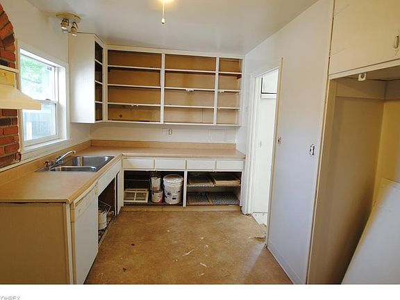 5th image of 25531 Farringdon Ave