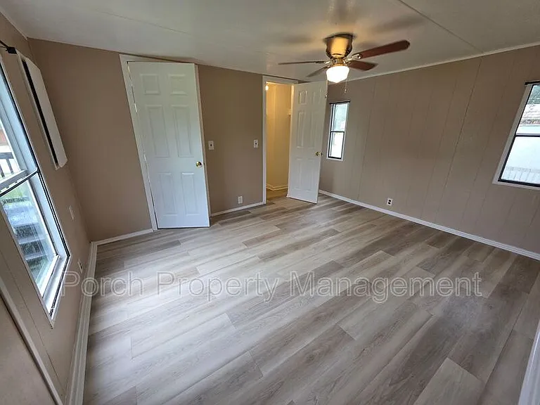 1207 Mills Ave — Photo 17