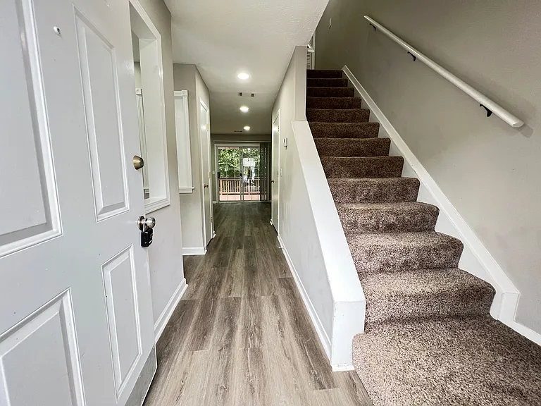 1804 Queen Anne Ct — Photo 2