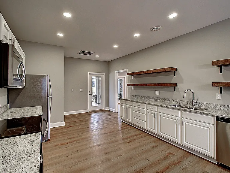 209 University Pkwy #10 — Photo 16