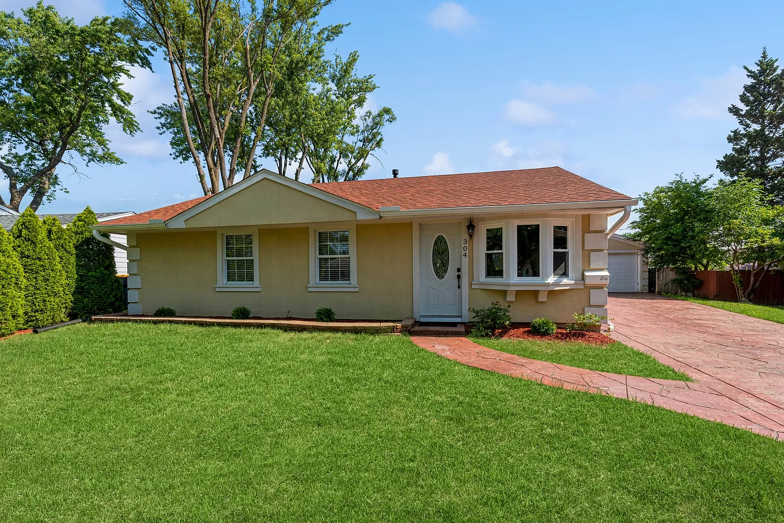 304 E Maxon Ln photo 1