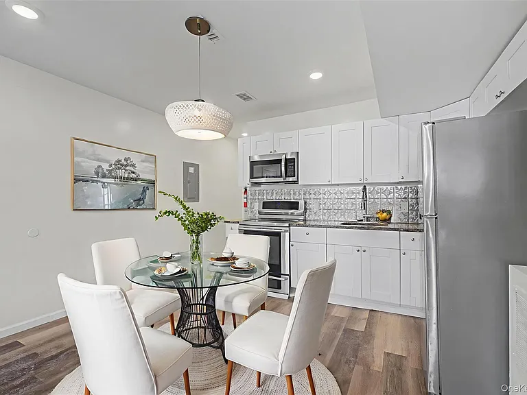 61 Carson Ave — Photo 4
