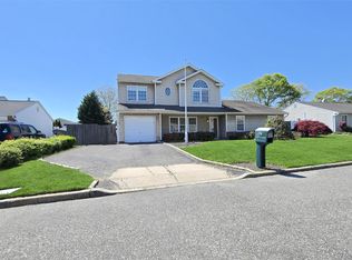 67 Sequoia Way, Holbrook, NY 11741