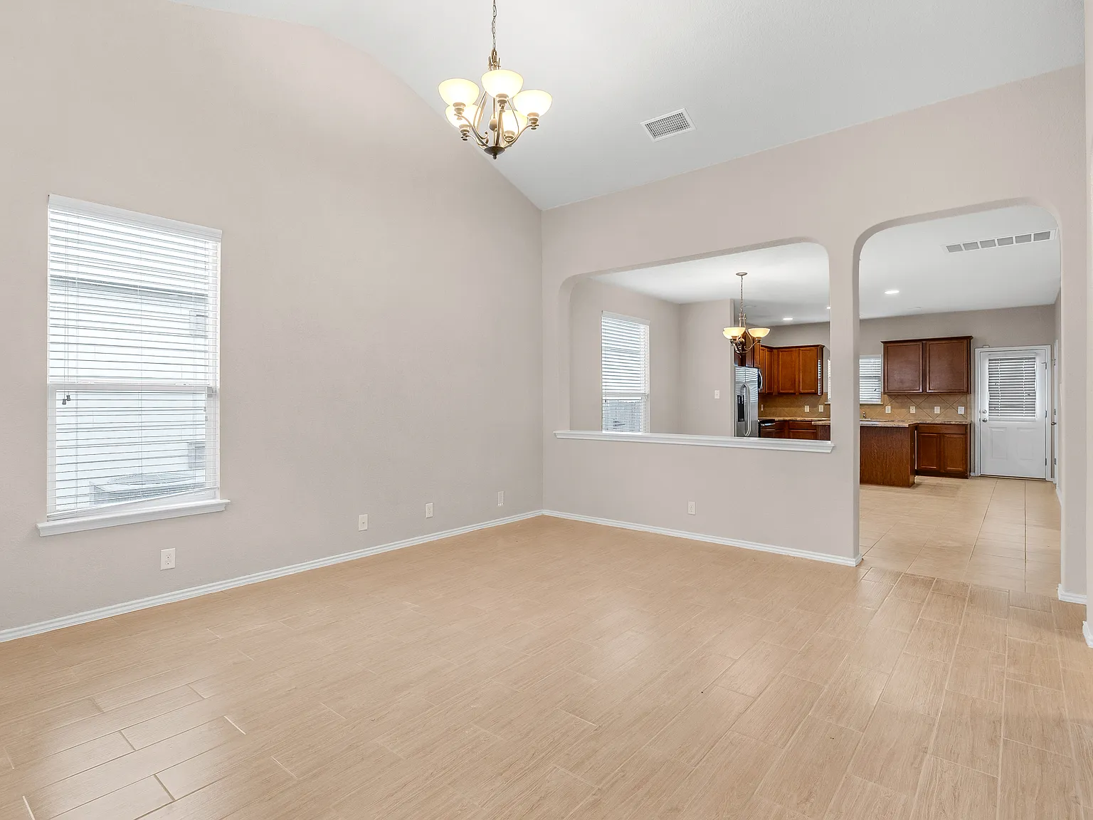 4 bed, 2.5 bath, 2129 sqft, $2,000 — Photo 3