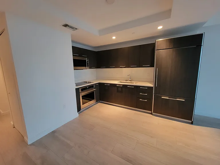 45 SW 9th St #3403 — Photo 9