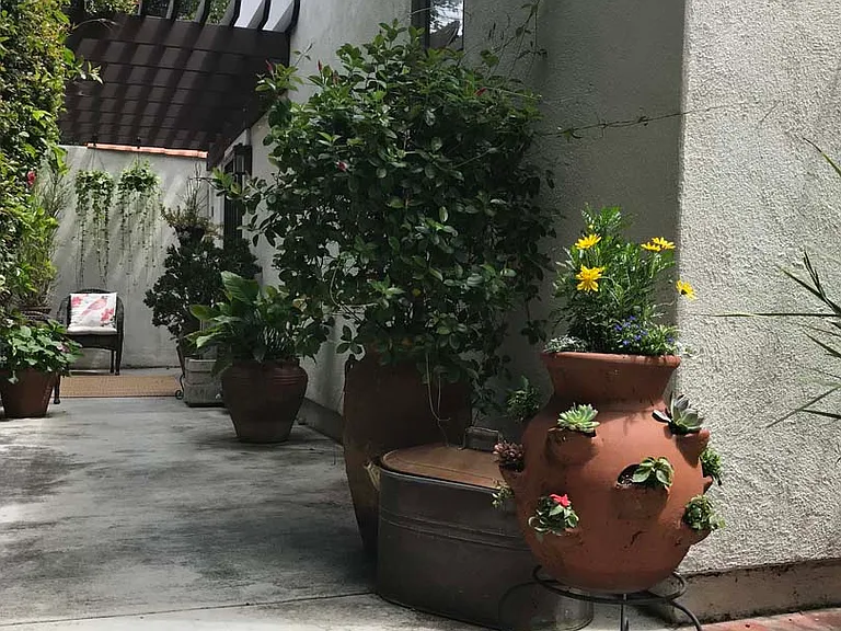 1052 S Crescent Heights Blvd — Photo 3