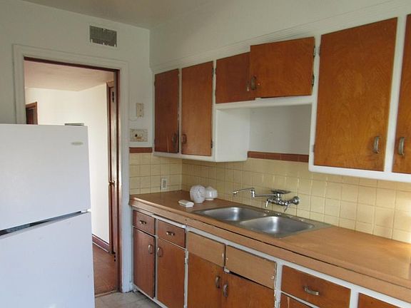 5th image of 2931 W Capitol Dr APT 2