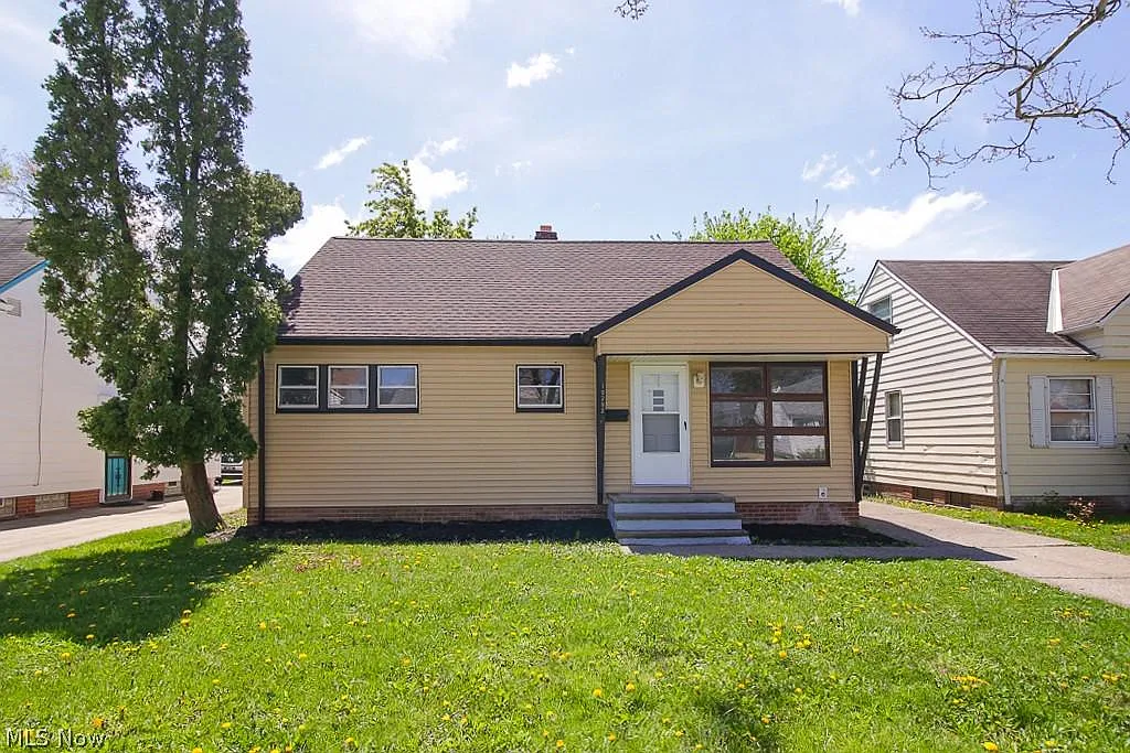 19292 Stafford Ave photo 1