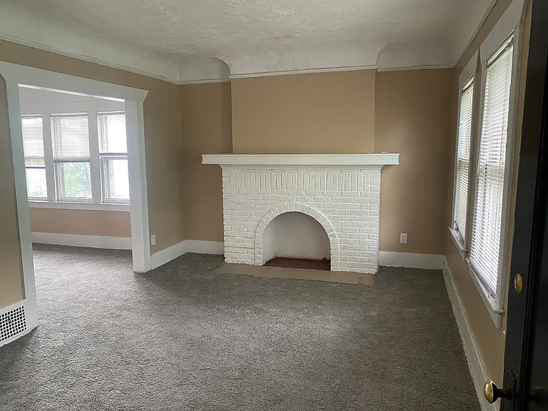 2645 W Grand St — Photo 2