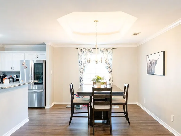 1215 Dorchester Dr — Photo 4