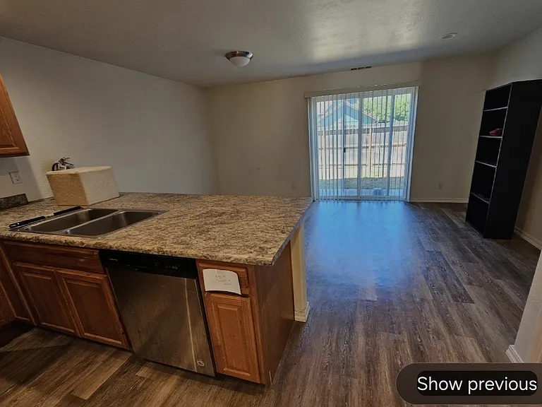 304 SE L St — Photo 4