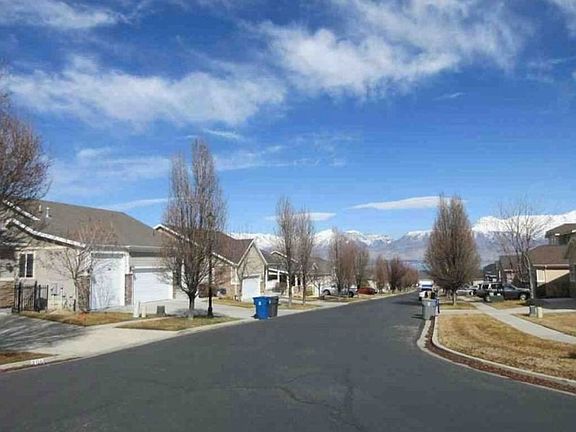 Exterior Neighborhood (street photo)