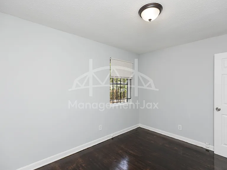 1839 W 30th St — Photo 8