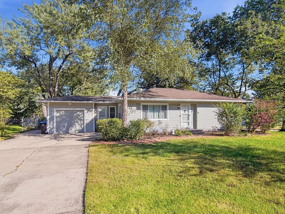 1st image of 1034 SW Crest Dr